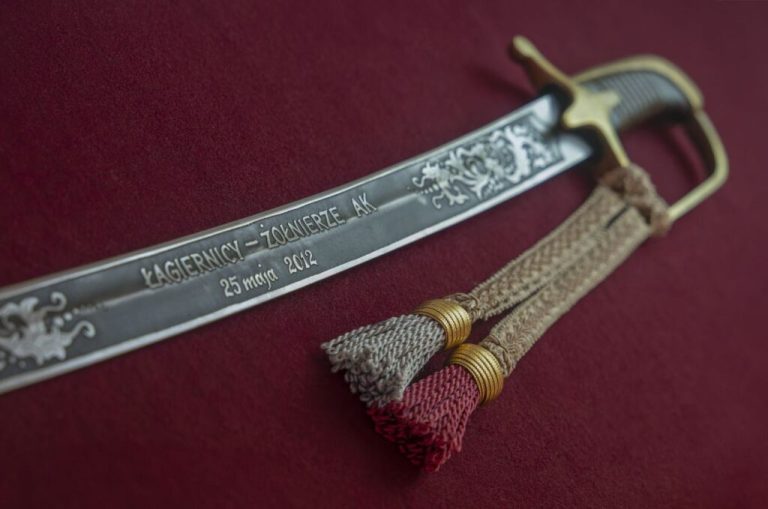 9.-Szabla-pamiatkowa.-Dar-Lagiernicy-Zolnierze-AK-1024x679-1